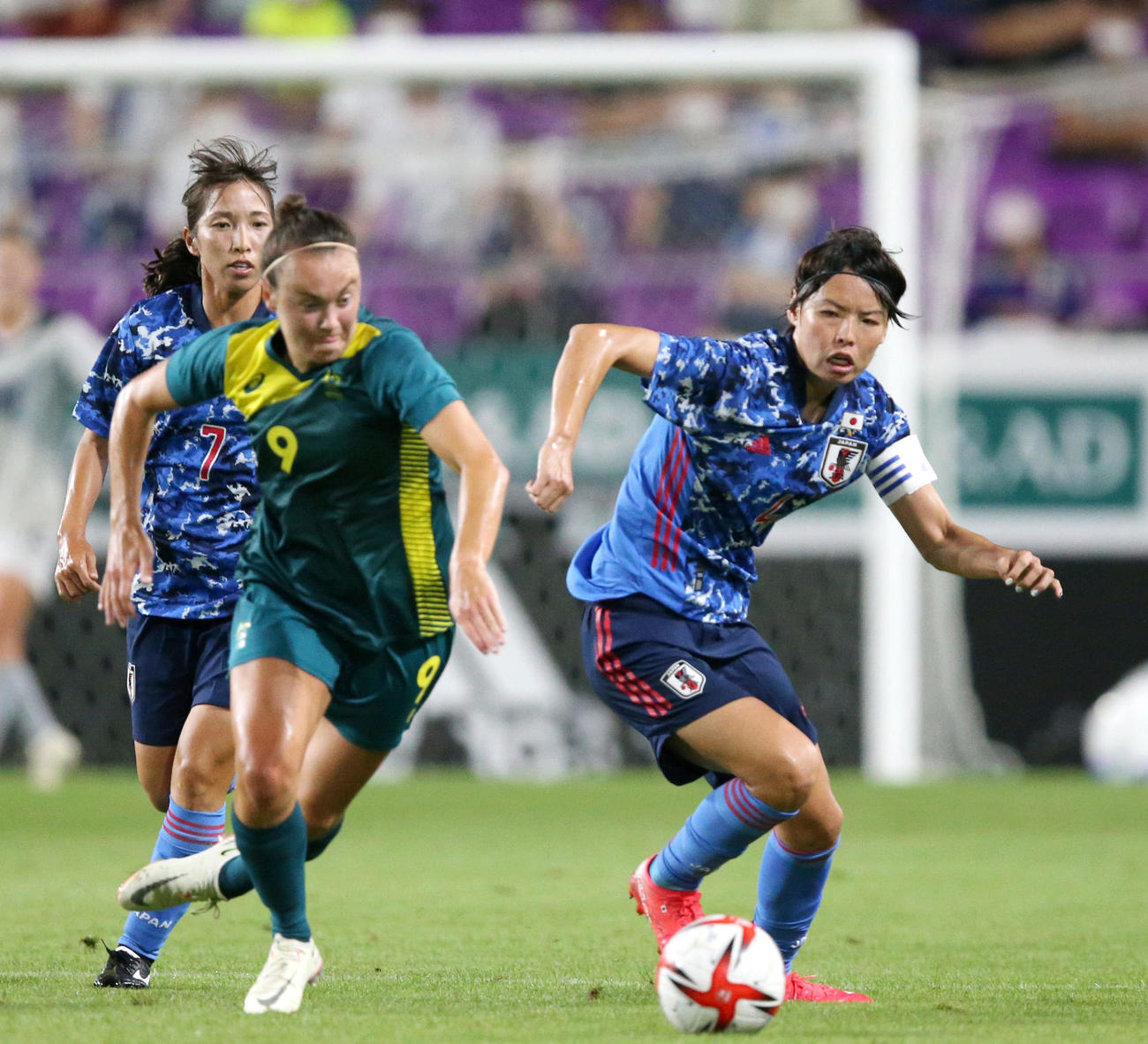 日本対オーストラリア　前半、ボールを競り合うDF熊谷紗希（撮影・上山淳一）