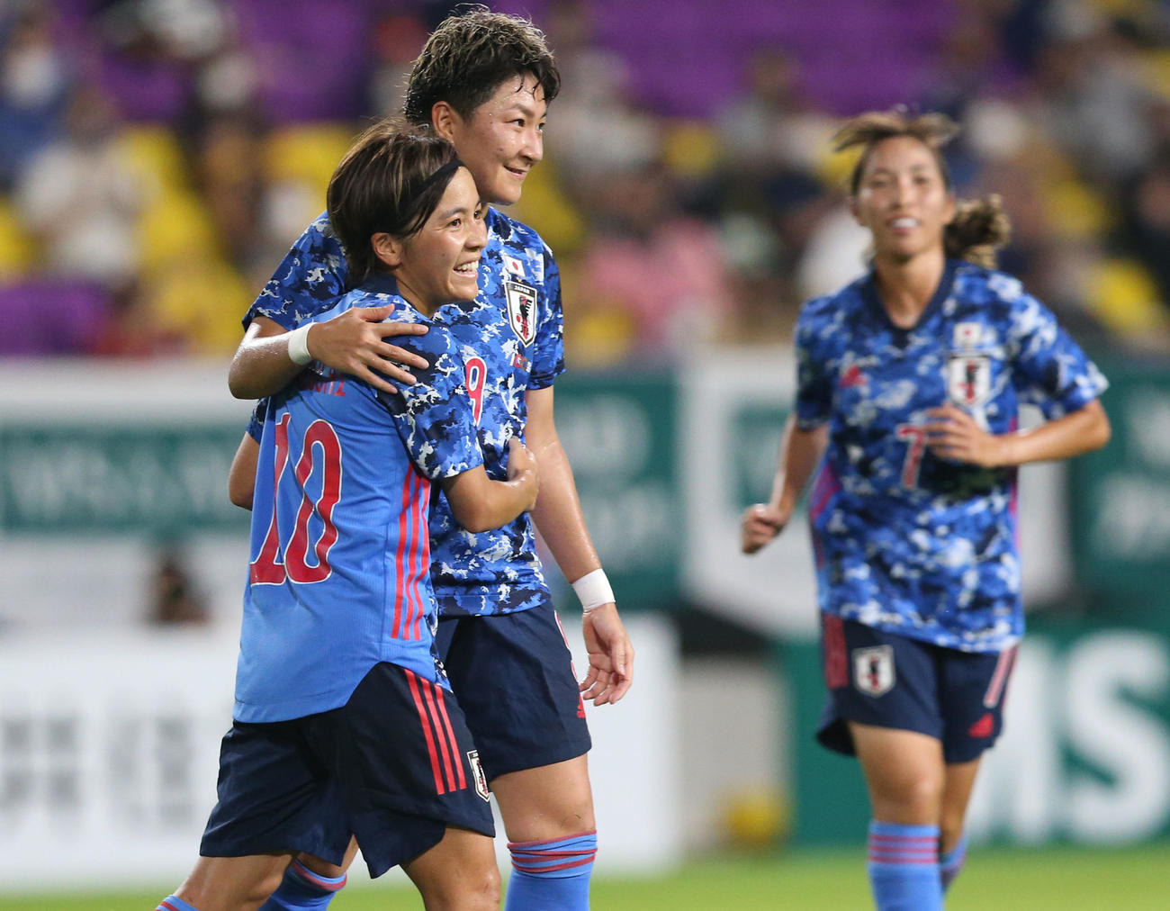 日本対オーストラリア　後半、PKで先制ゴールを決めた岩渕（左）は菅沢（中央）と抱き合い笑顔を見せる。右は中島（撮影・上山淳一）