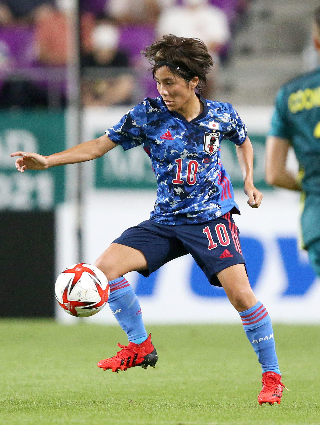 日本対オーストラリア　前半、ボールをキープするFW岩渕真奈（撮影・上山淳一）