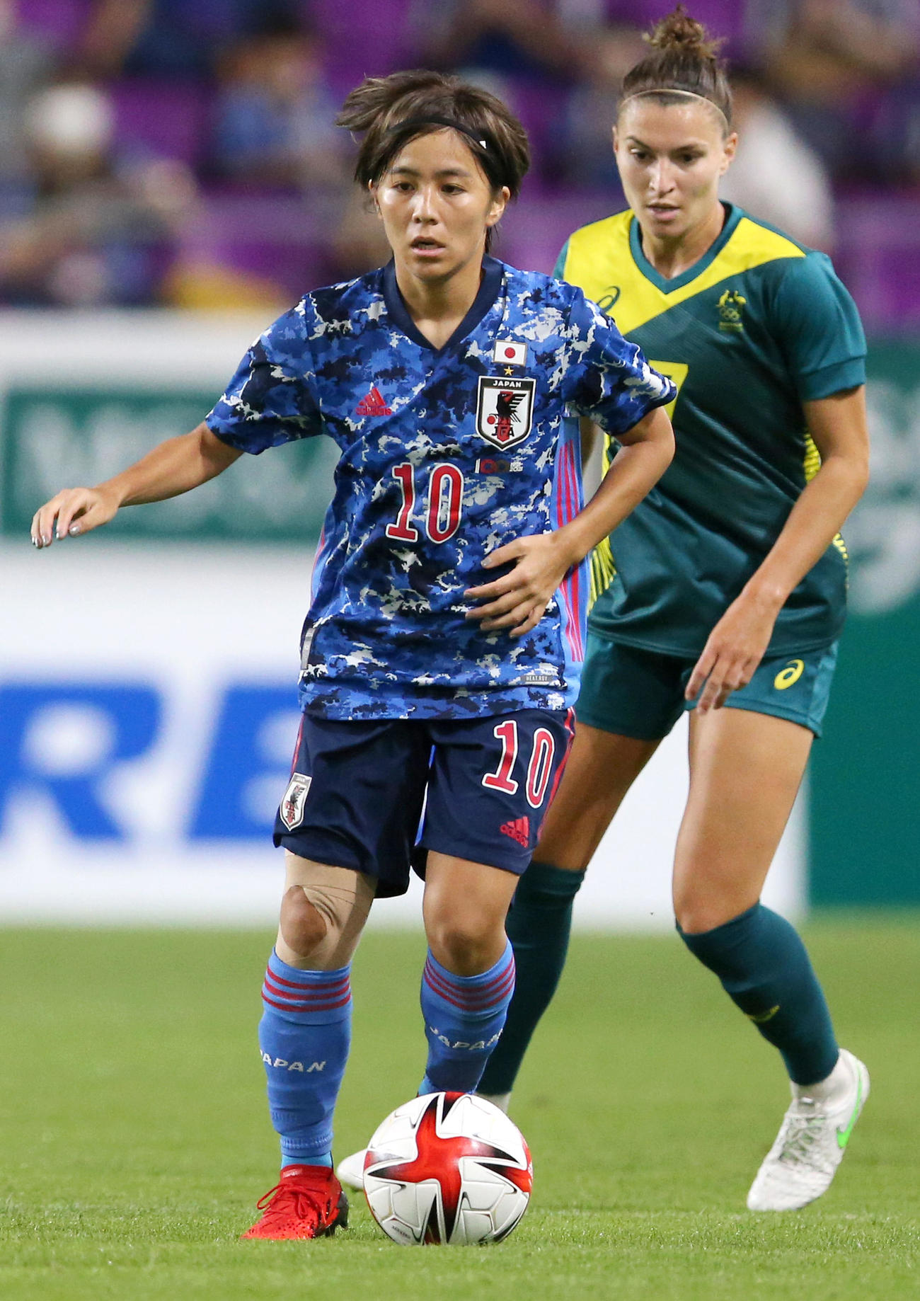 日本対オーストラリア　前半、パスを出す岩渕（撮影・上山淳一）