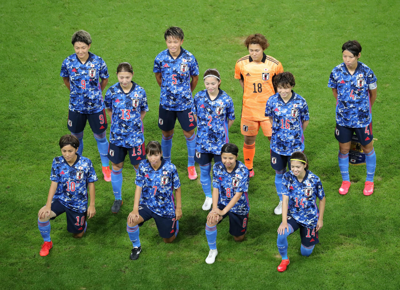 日本対オーストラリア　試合前、集合写真に納まる日本の選手たち（撮影・垰建太）