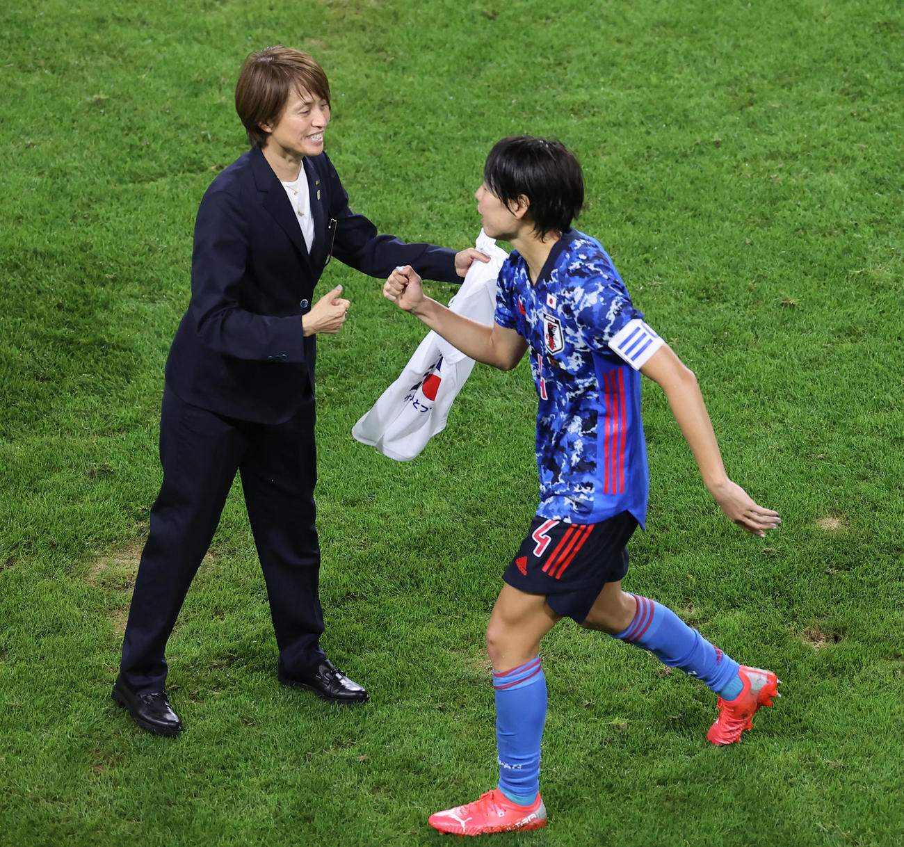 日本対オーストラリア　オーストラリアに勝利し熊谷（右）とタッチを交わす高倉監督（撮影・垰建太）