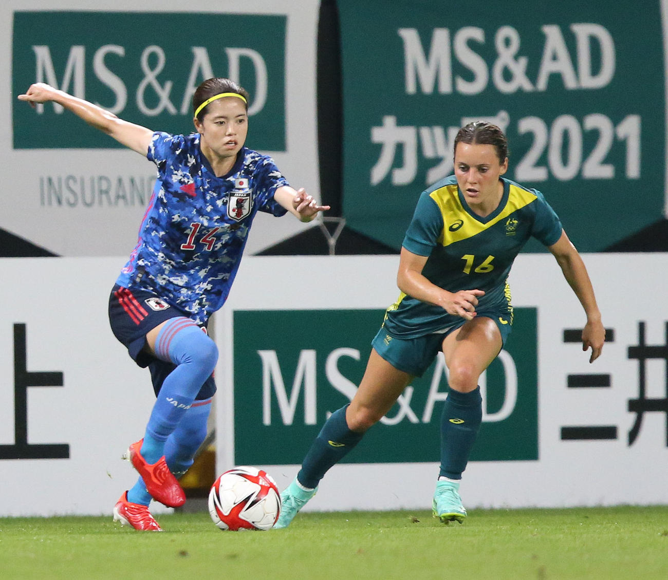 日本対オーストラリア　前半、ドリブルを仕掛けるMF長谷川唯（撮影・上山淳一）