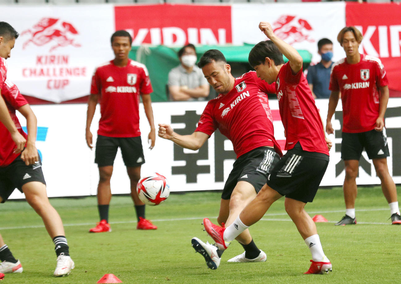 ボール回しする吉田（右から3人目）らU－24日本代表（撮影・上山淳一）