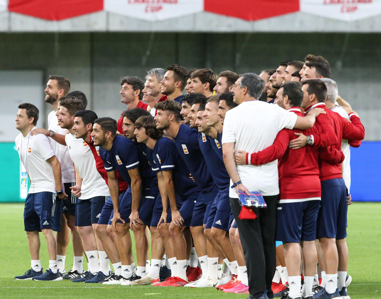 練習前、記念撮影で笑顔を見せるU－24スペイン代表（撮影・上山淳一）