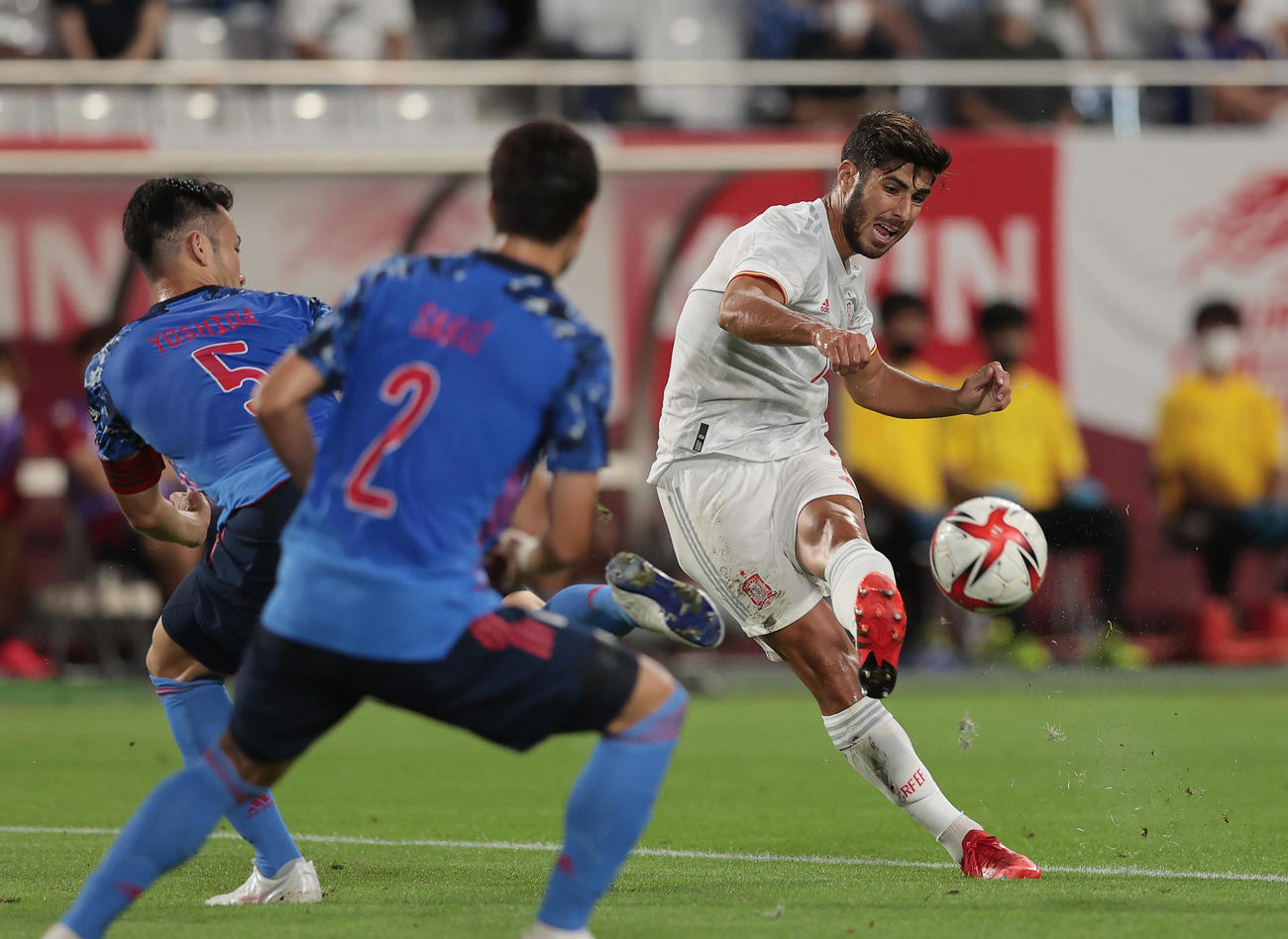 U－24日本対U－24スペイン　前半、シュートを放つアセンシオ（右）（撮影・前田充）