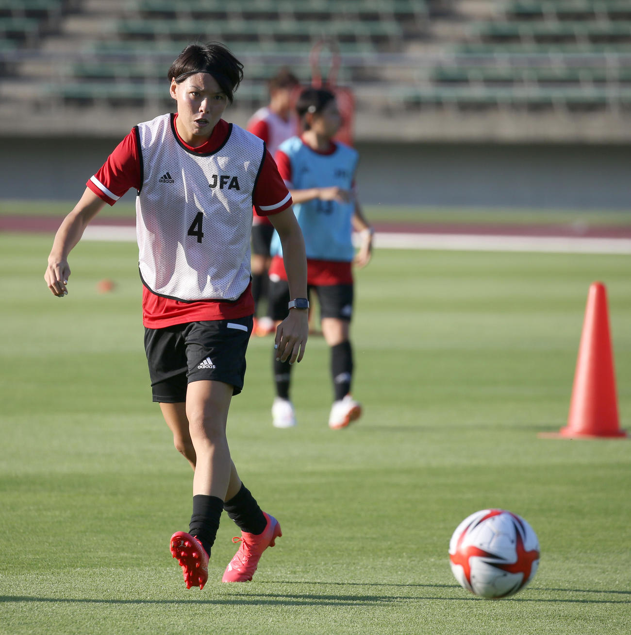 パスを出す熊谷（撮影・佐藤翔太）