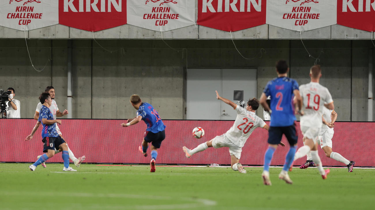 U－24日本対U－24スペイン　前半、先制ゴールを決める堂安（中央左）（撮影・前田充）