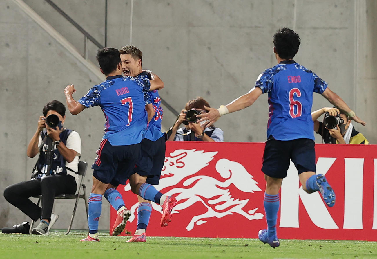 U－24日本対U－24スペイン　前半、先制ゴールを決め、久保（左）の祝福を受ける堂安（撮影・前田充）