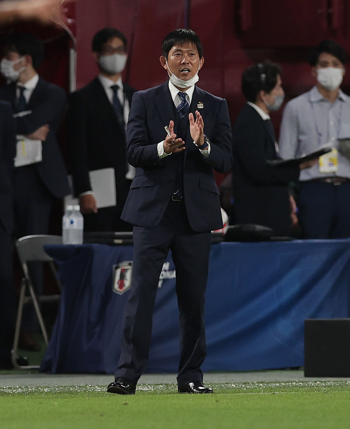 U－24日本対U－24スペイン　前半、戦況を見つめ、拍手する森保監督（撮影・前田充）