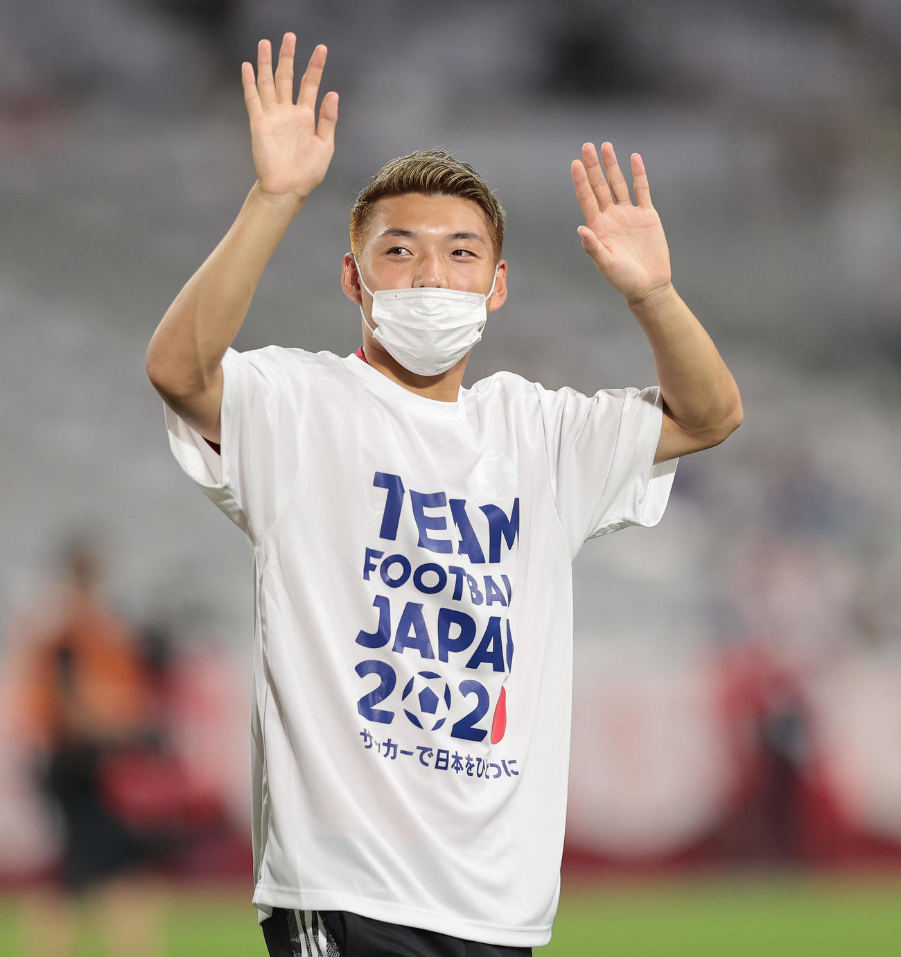 U－24日本対U－24スペイン　試合後、スタンドの観客に手を振る堂安（撮影・前田充）