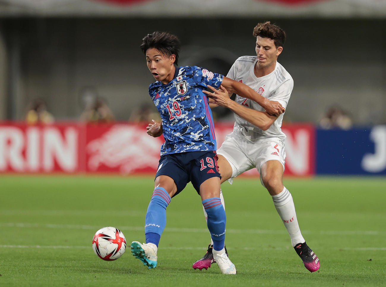 U－24日本対U－24スペイン　前半、ボールをキープする林（左）（撮影・前田充）