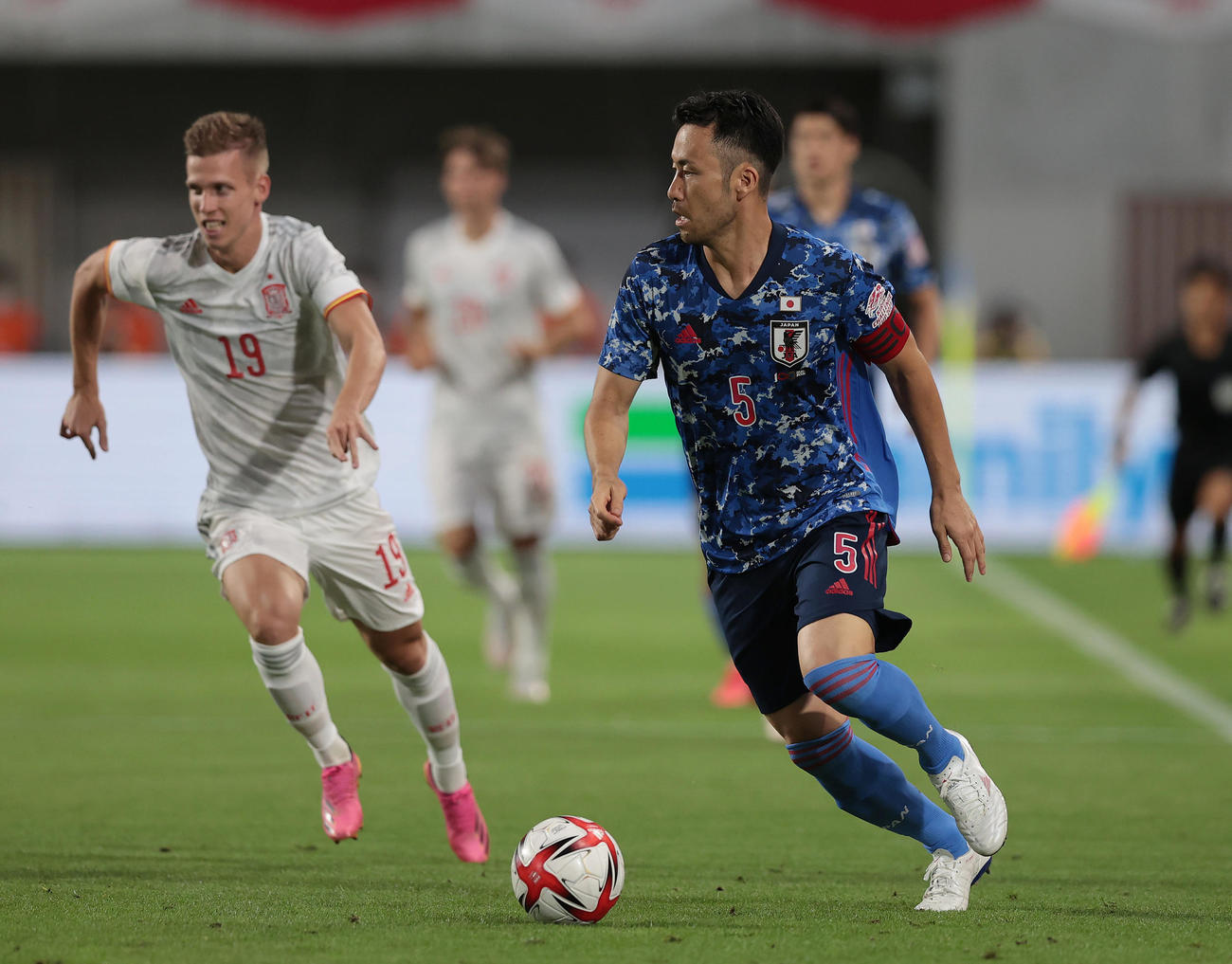 U－24日本対U－24スペイン　前半、ボールをキープする吉田麻也（撮影・前田充）