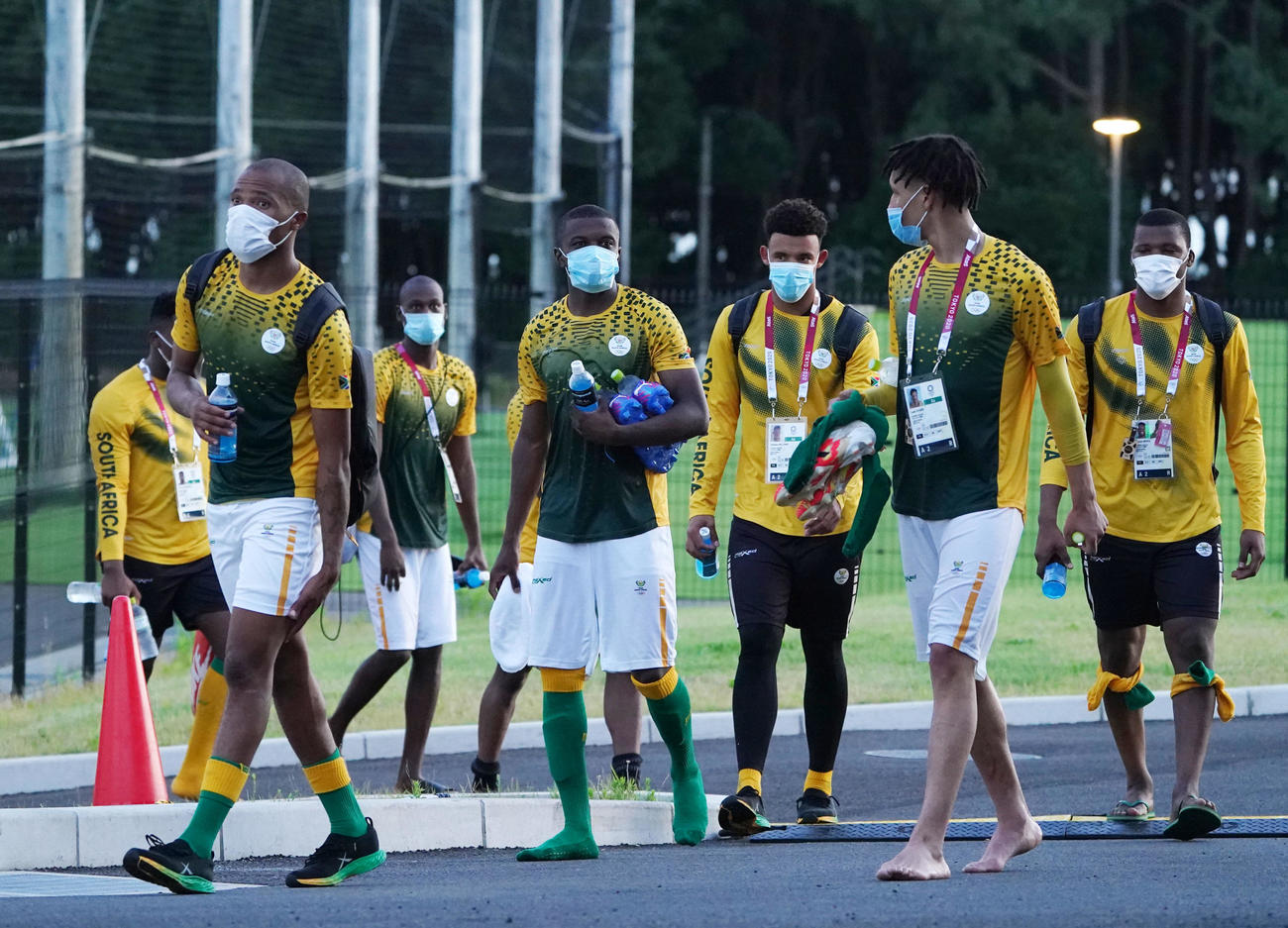 練習を終えマスク姿で引き揚げる南アフリカ代表の選手たち（撮影・横山健太）