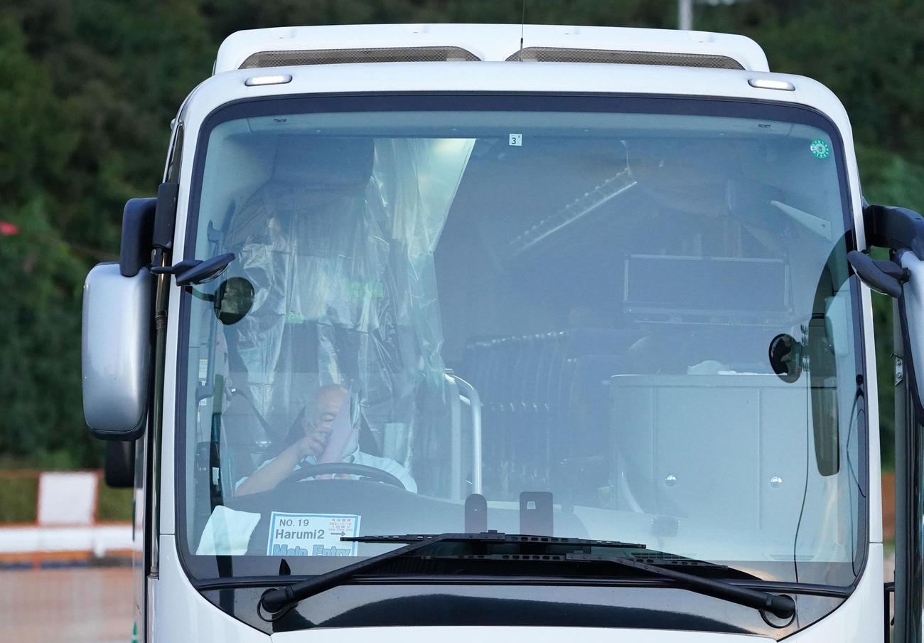 南アフリカ代表の選手たちを乗せたバスの運転席はシートで覆われていた（撮影・横山健太）