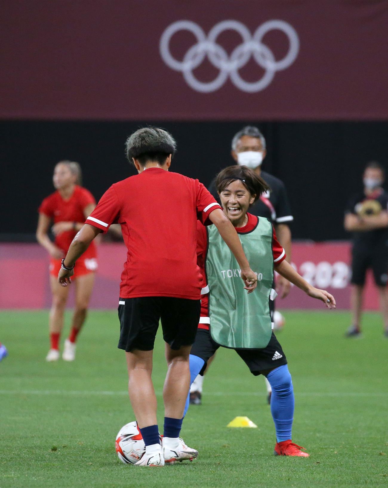 日本対カナダ　笑顔で菅沢をマークする岩渕（右奥）（撮影・佐藤翔太）