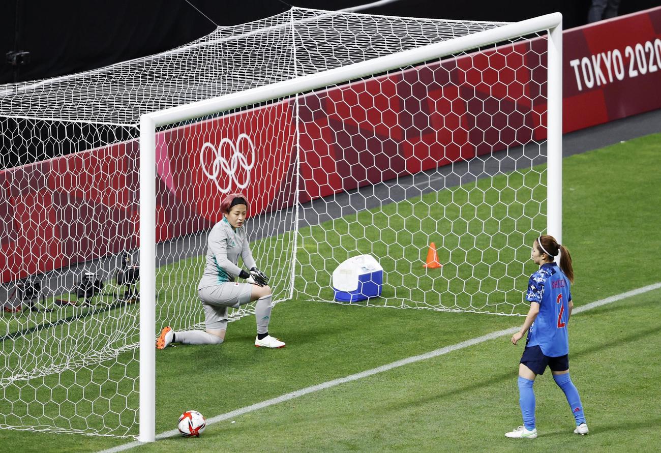 日本―カナダ　前半、先制ゴールを許したGK池田と清水（共同）