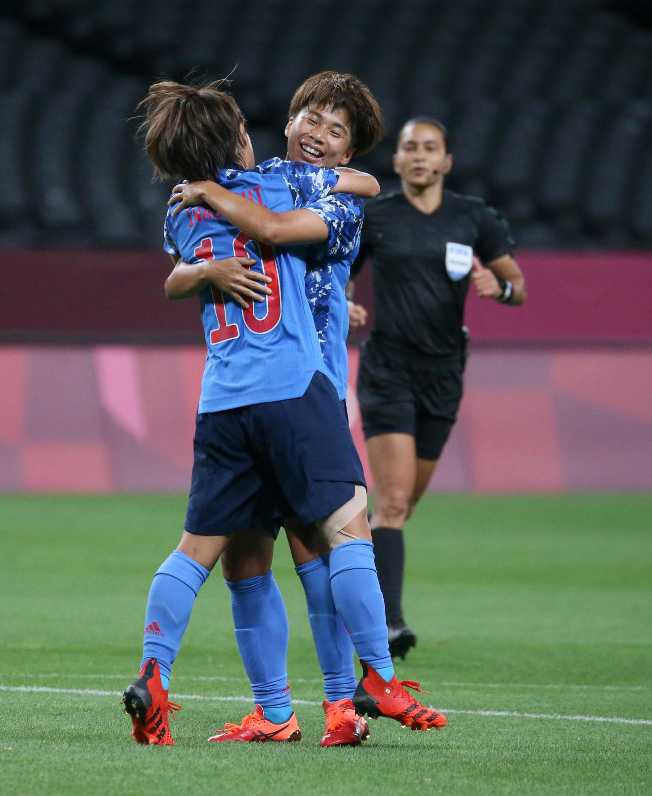 日本対カナダ　後半、同点ゴールを決め抱き合う岩渕と田中（奥）（撮影・佐藤翔太）
