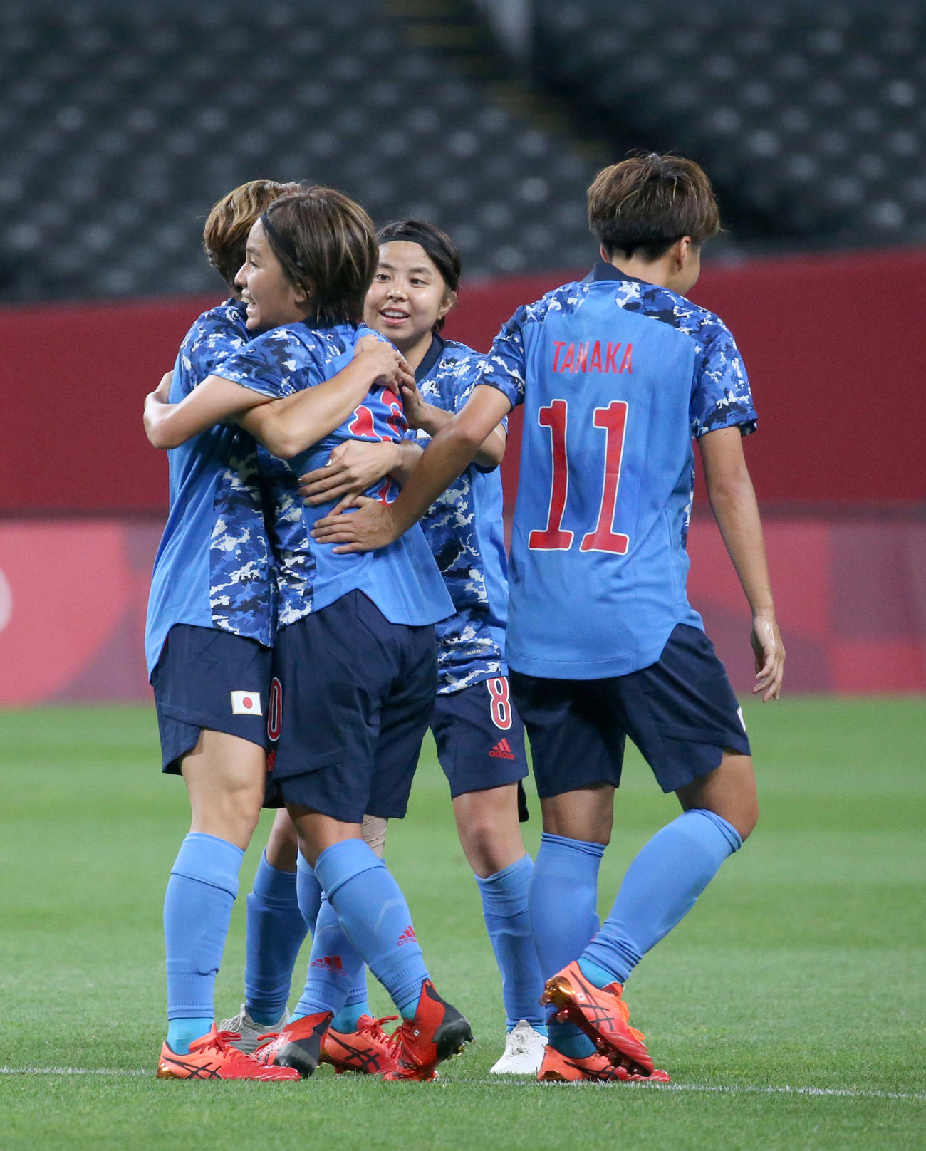 日本対カナダ　後半、同点ゴールを決め抱き合う岩渕（左手前）と田中（撮影・佐藤翔太）