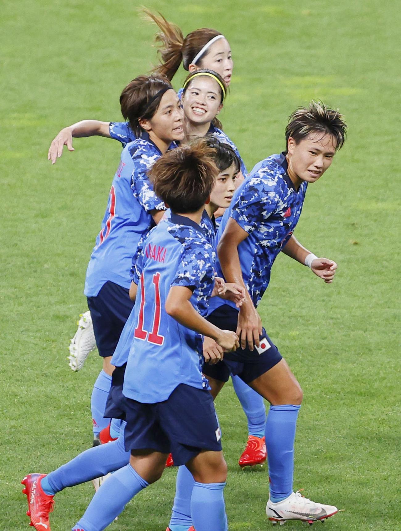 日本―カナダ　後半、同点ゴールを決めた岩渕（奥から3人目）と抱き合って喜ぶ長谷川ら日本イレブン（共同）