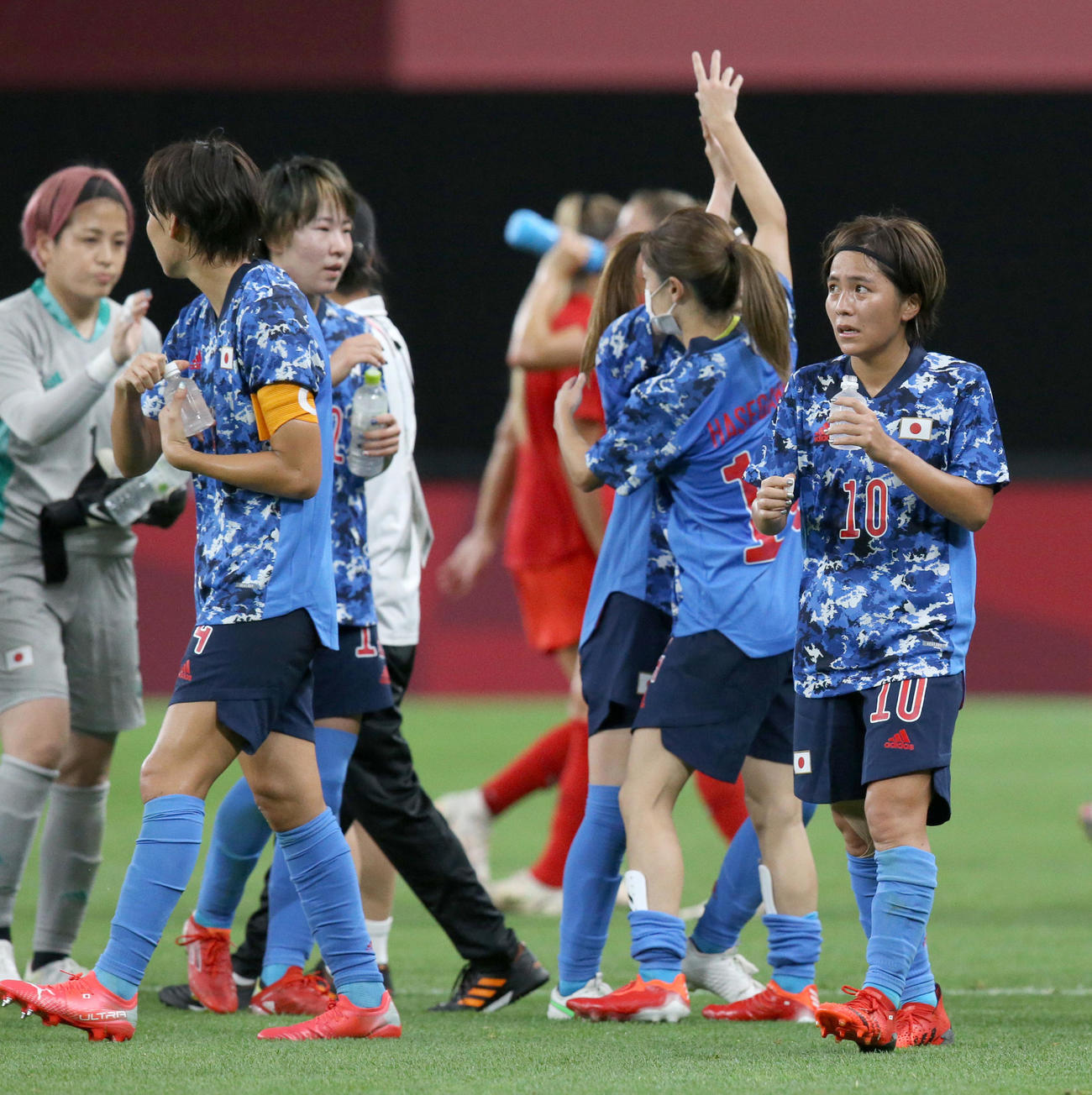 日本対カナダ　試合終了後、水分補給をとる岩渕（右）（撮影・佐藤翔太）