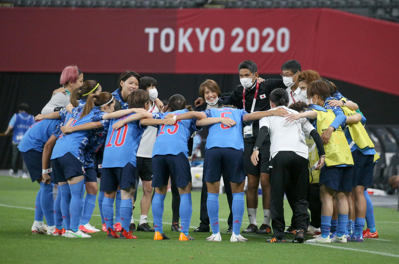 日本対カナダ　試合前、円陣を組むなでしこジャパン（撮影・佐藤翔太）