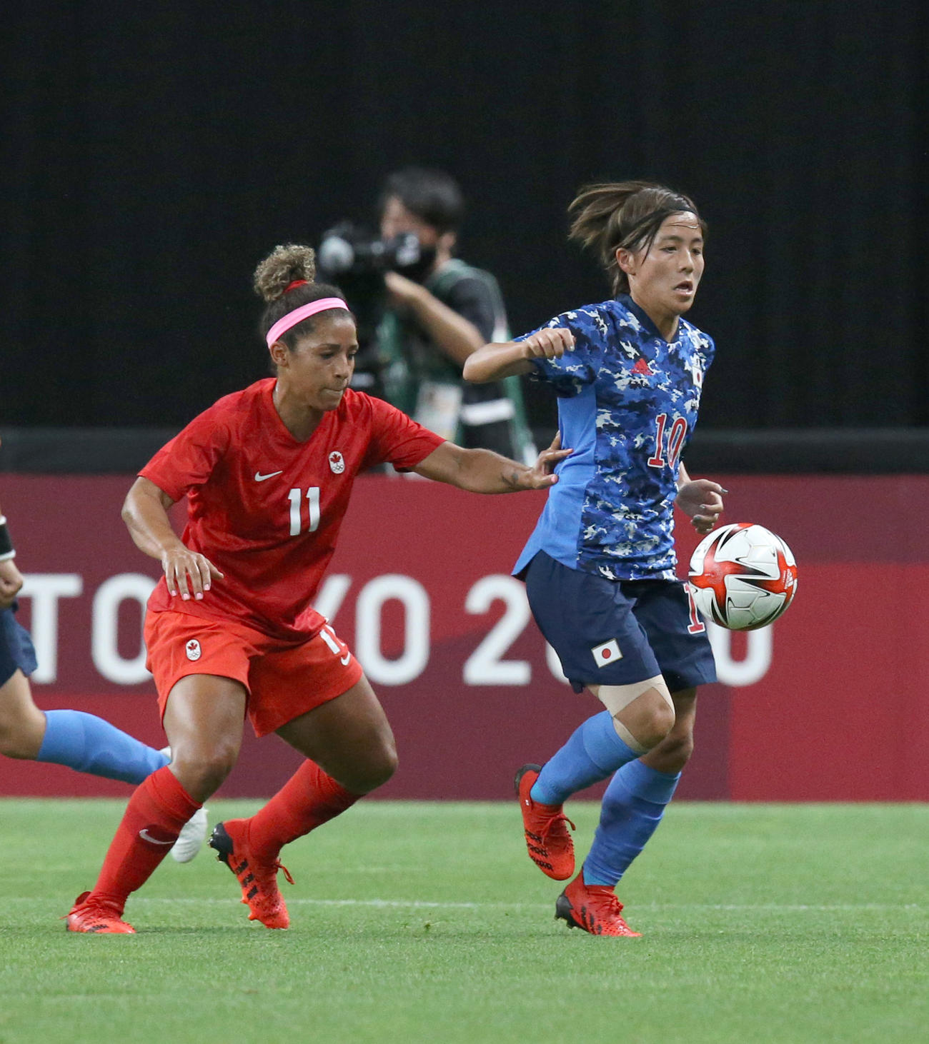 日本対カナダ　ドリブルをする岩渕（撮影・佐藤翔太）