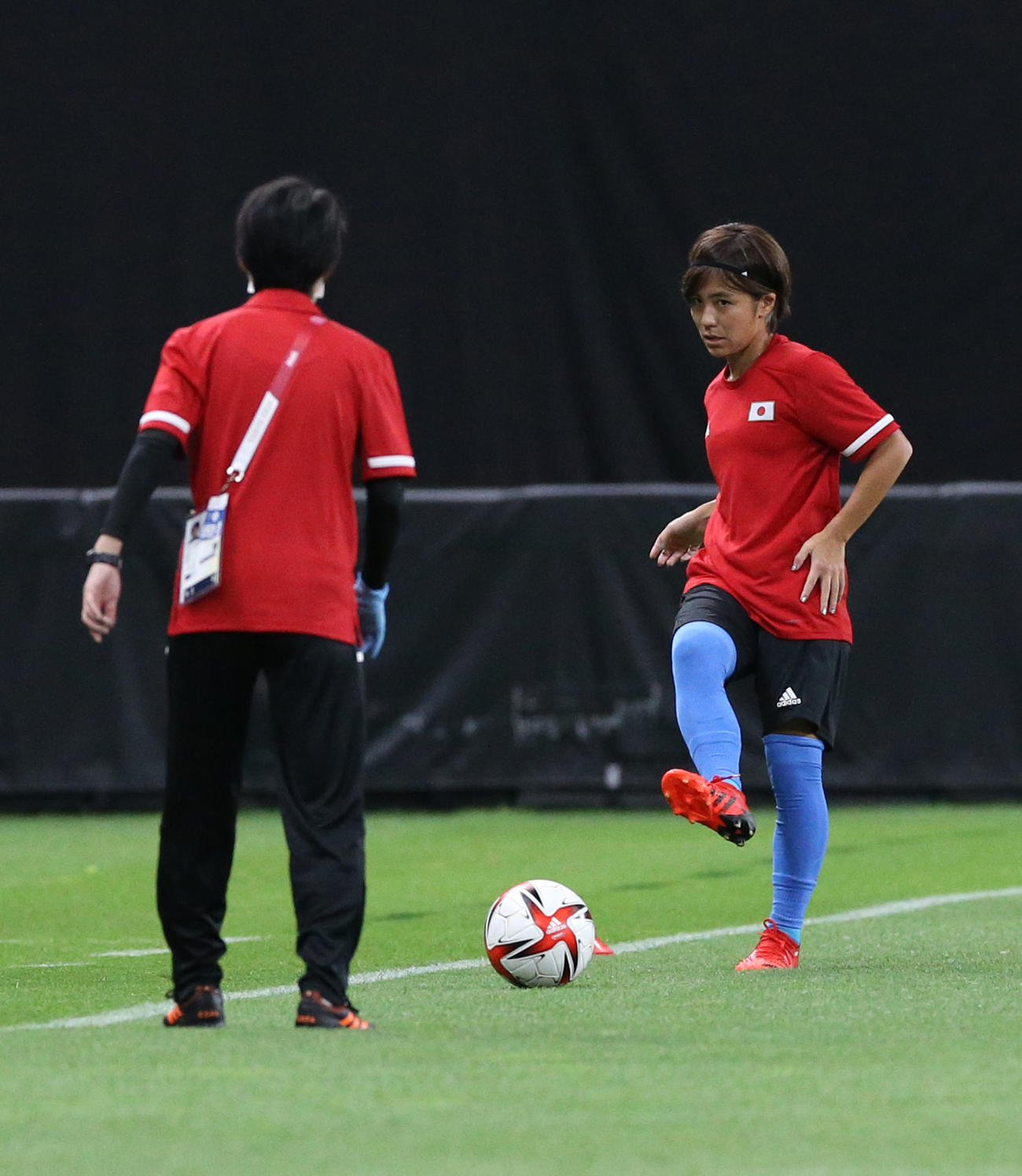 日本対英国　試合前、ウオーミングアップをする岩渕（撮影・佐藤翔太）