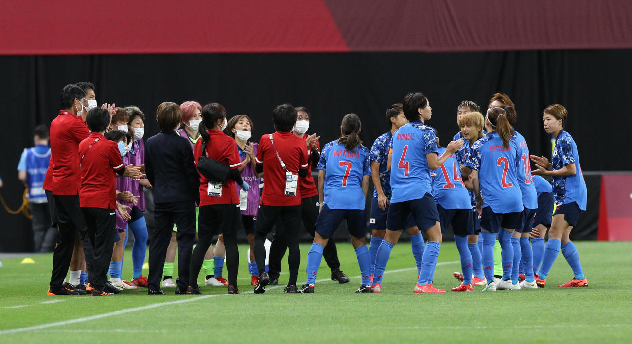 日本対英国　試合前、円陣を組むなでしこジャパン（撮影・佐藤翔太）