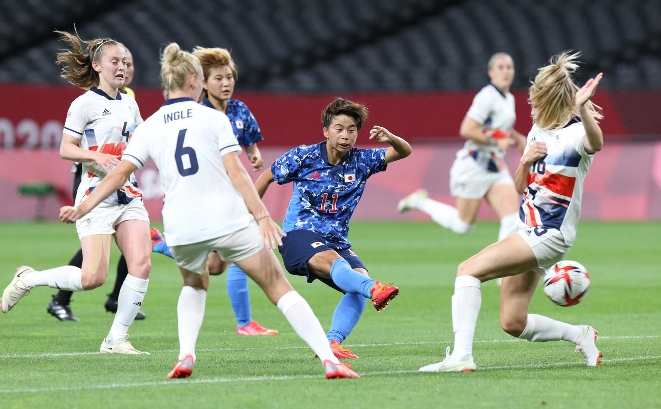 日本対英国　前半、シュートを放つ田中（撮影・佐藤翔太）