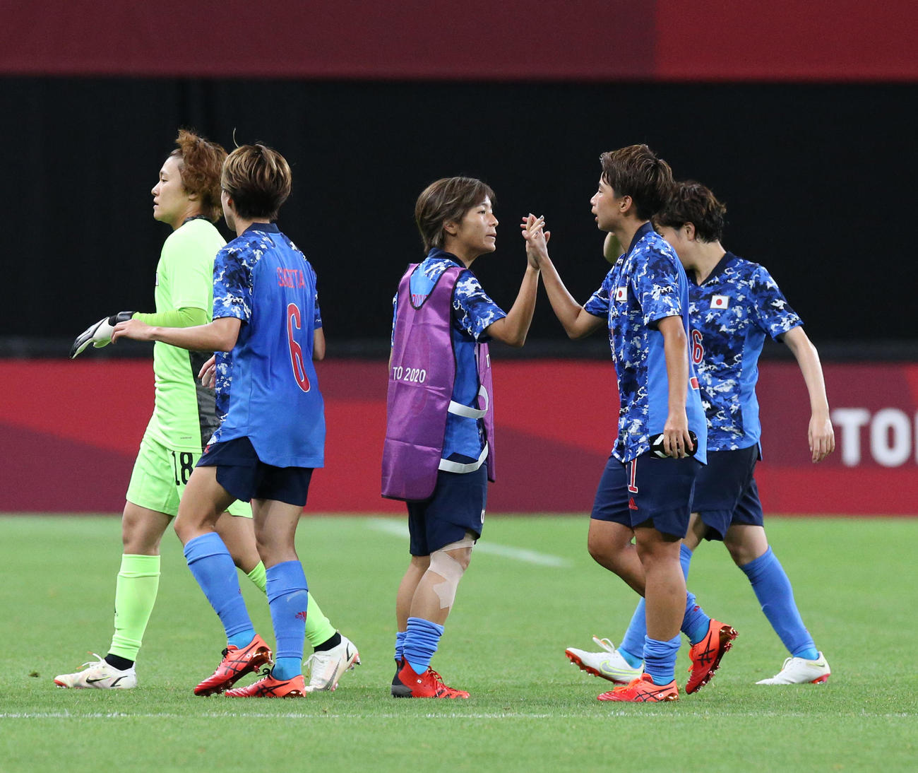 日本対英国　前半終了時、岩渕（中央）は田中を出迎える（撮影・佐藤翔太）