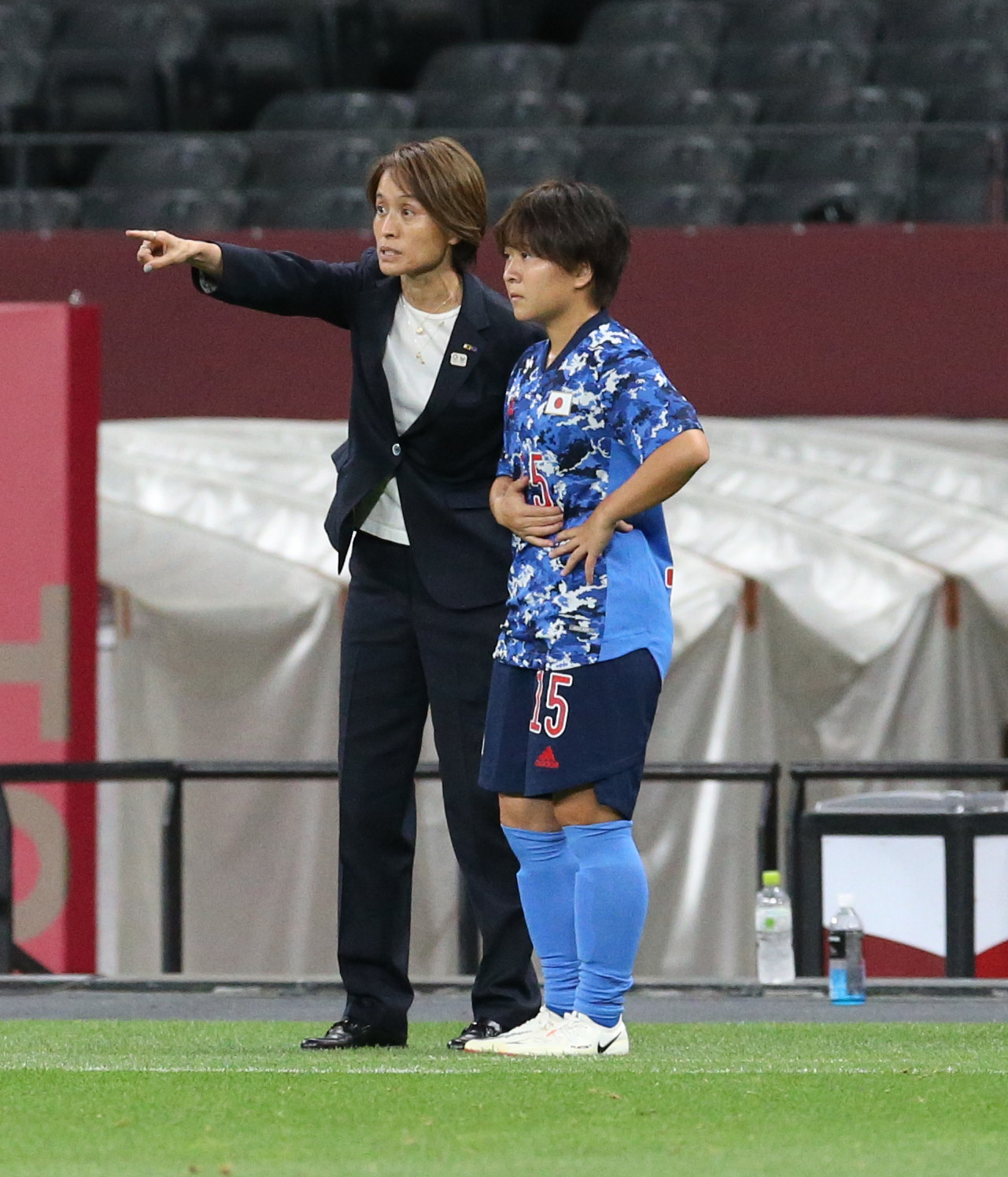 日本対英国　後半、選手交代で籾木（右）に指示する高倉監督（撮影・佐藤翔太）
