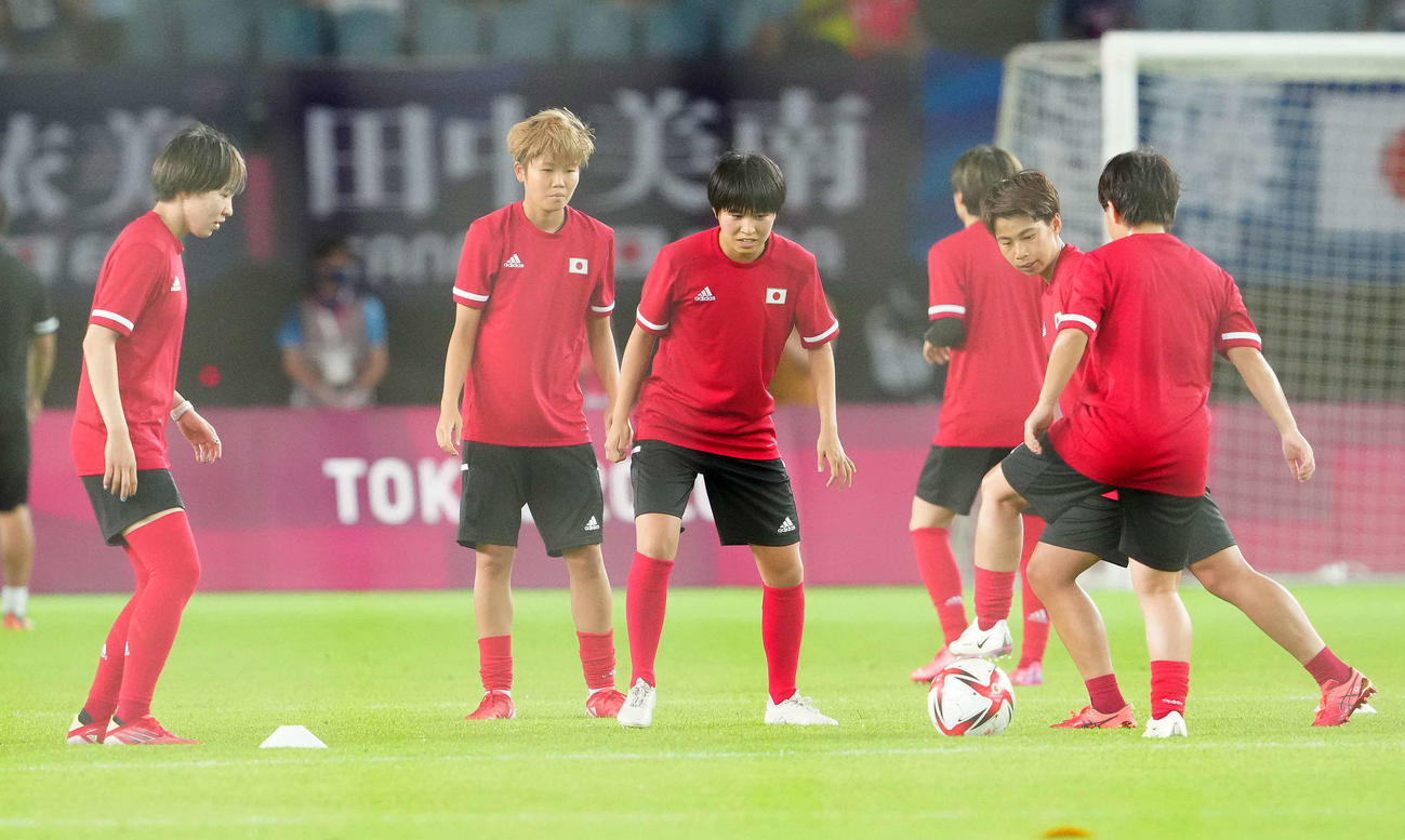 日本対チリ　試合前練習に臨む木下（中央）ら女子日本代表（撮影・江口和貴）