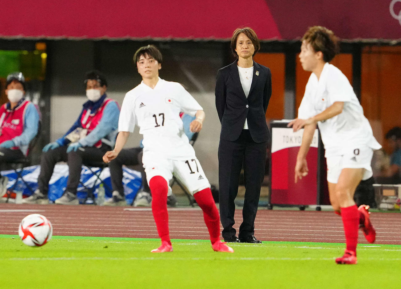 日本対チリ　前半、戦況を見守る高倉監督（撮影・江口和貴）