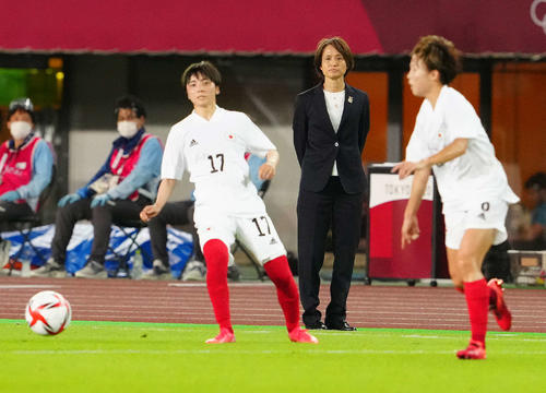 日本対チリ　前半、戦況を見守る高倉監督（撮影・江口和貴）