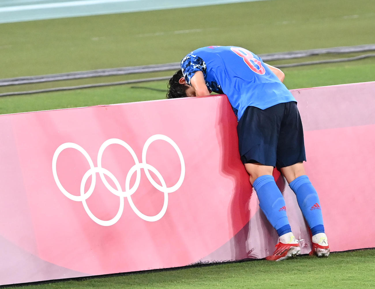 日本対南アフリカ　前半、シュートを外しうなだれる三好（撮影・鈴木みどり）