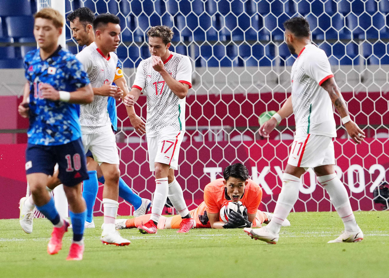 日本対メキシコ　前半、しっかりとキャッチするGK谷（撮影・江口和貴）