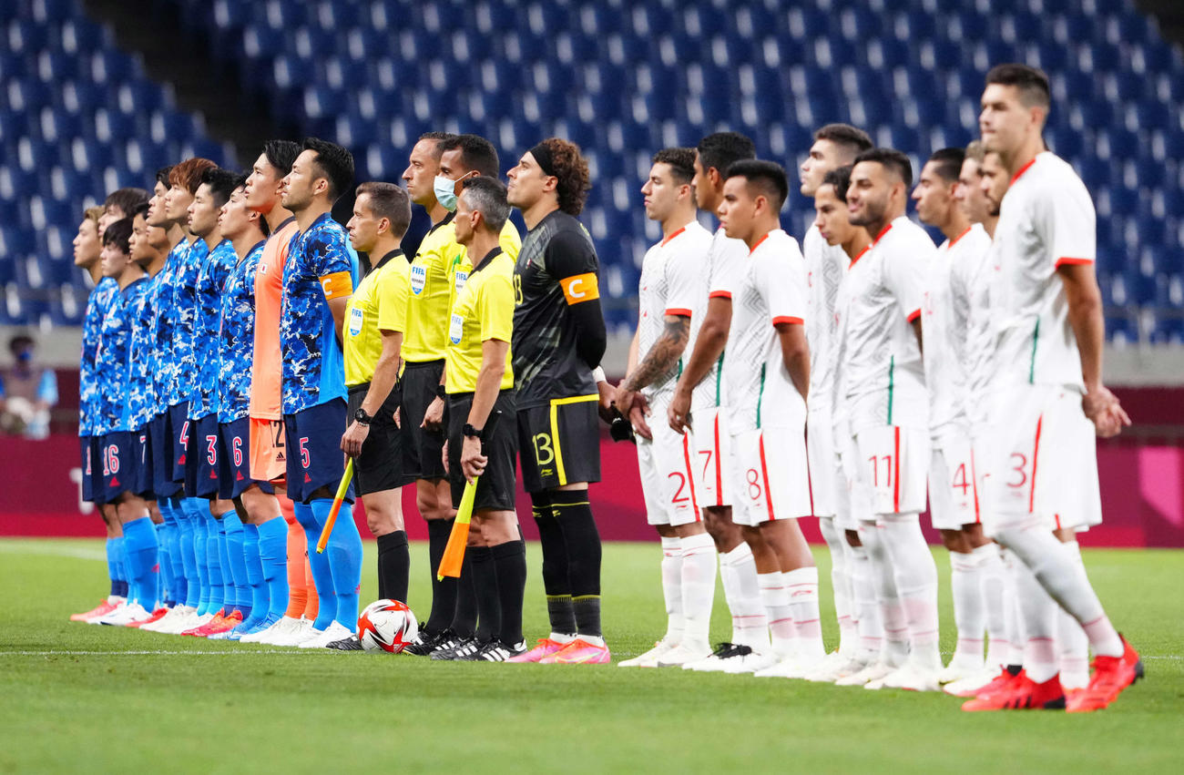 日本対メキシコ　君が代斉唱をする日本代表の選手たち（撮影・江口和貴）