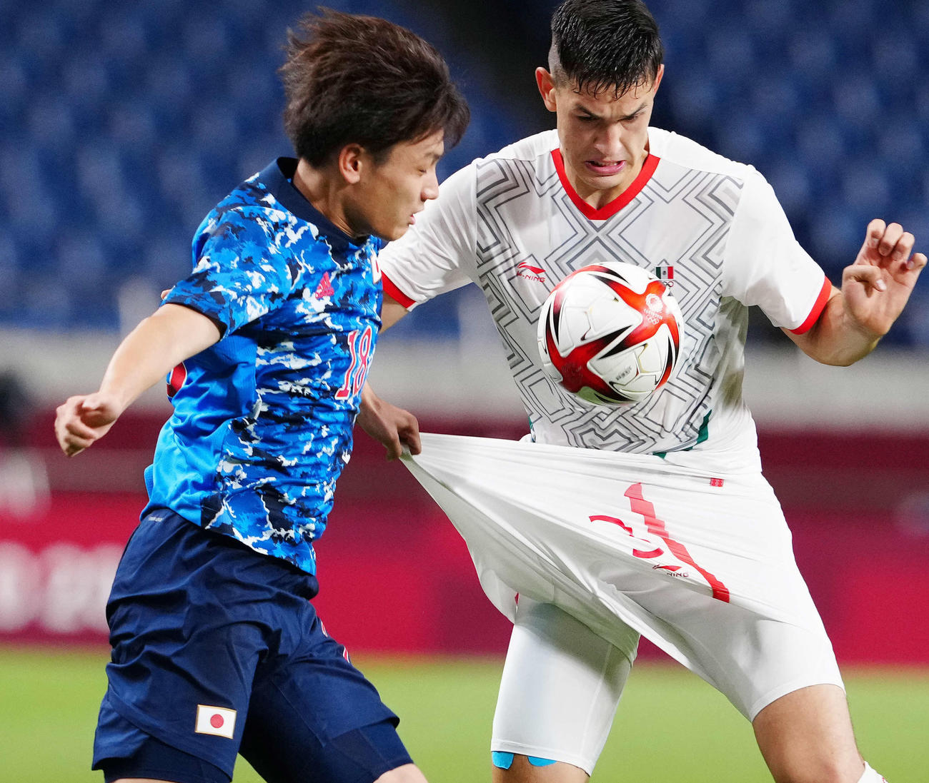 日本対メキシコ　後半、相手選手のユニホームのパンツをひっぱる上田（撮影・江口和貴）