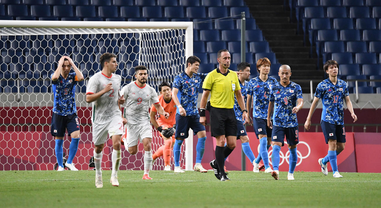 日本対メキシコ　後半、失点を許し、悔しがる吉田（左端）ら日本代表の選手たち（撮影・鈴木みどり）