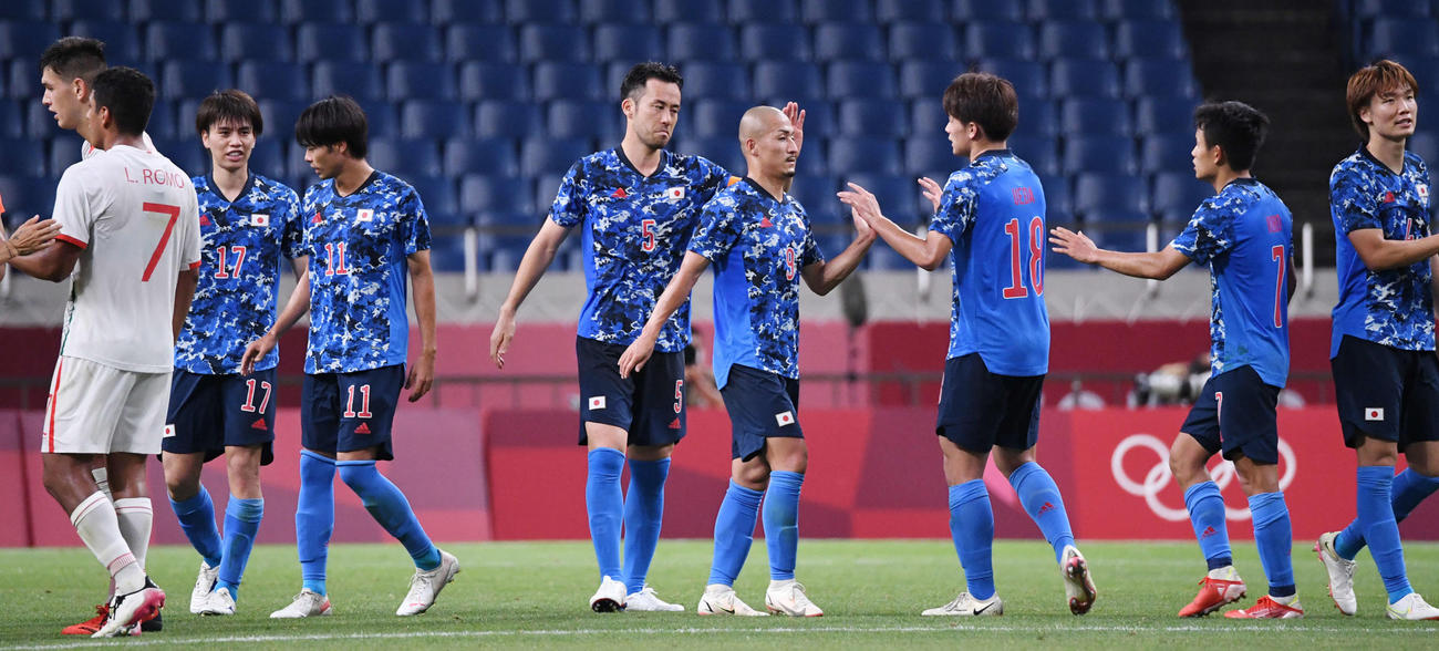日本対メキシコ　メキシコに勝利しタッチを交わす吉田（中央左）ら（撮影・鈴木みどり）