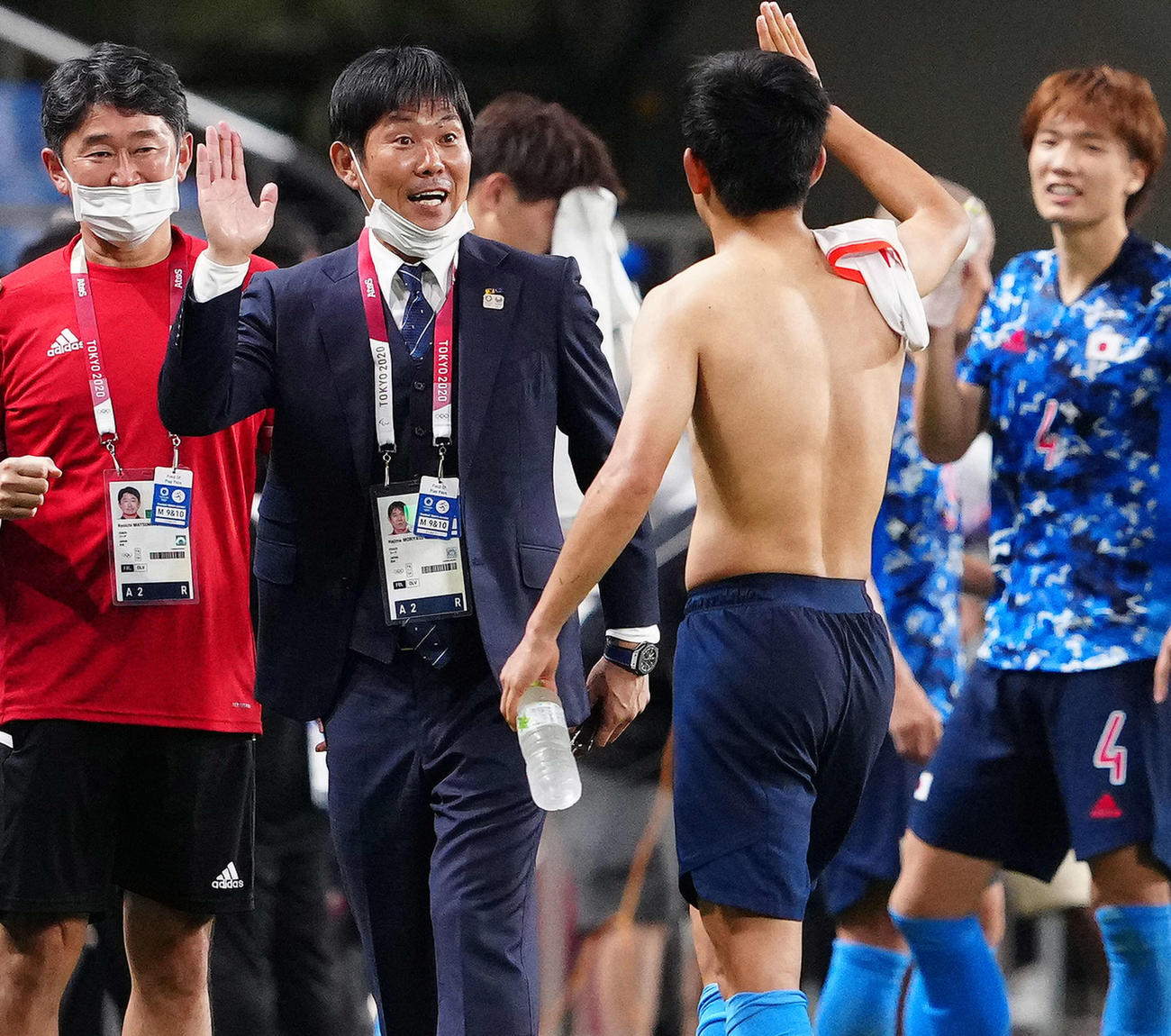 日本対メキシコ　試合後、久保（中央右）とタッチをかわす森保監督（撮影・江口和貴）