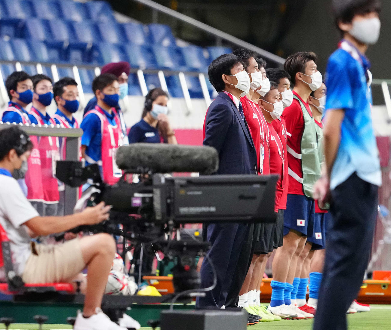 日本対メキシコ　君が代斉唱する森保一監督（中央）（撮影・江口和貴）