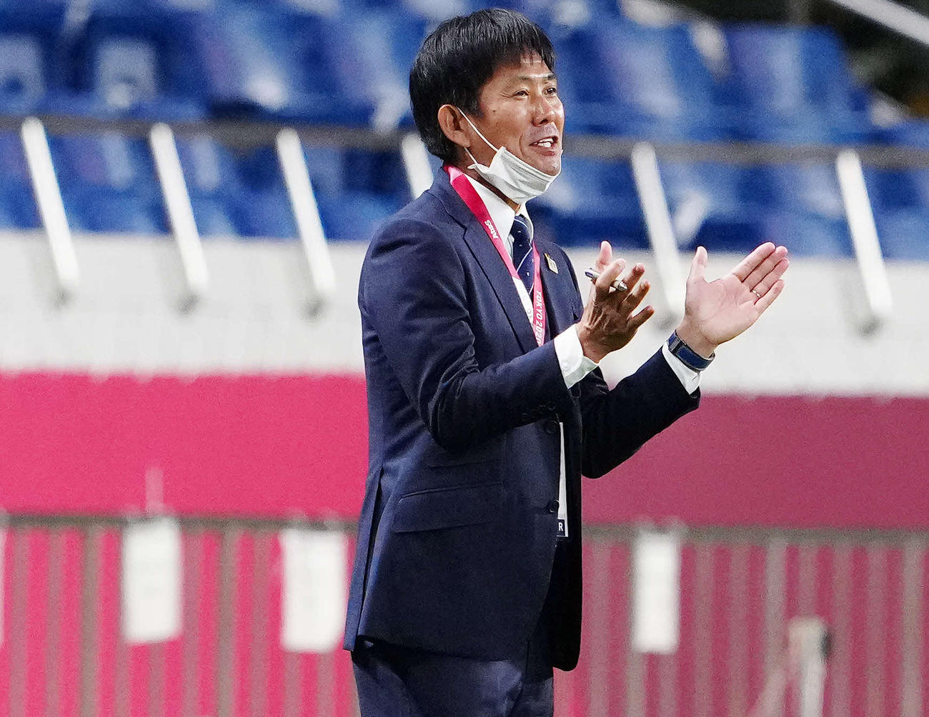 日本対メキシコ　前半、久保の先制ゴールに拍手して喜ぶ森保監督（撮影・江口和貴）