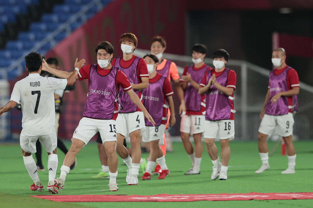 日本対フランス　前半、先制ゴールを決めチームメートとタッチを交わす久保（左）（撮影・前田充）