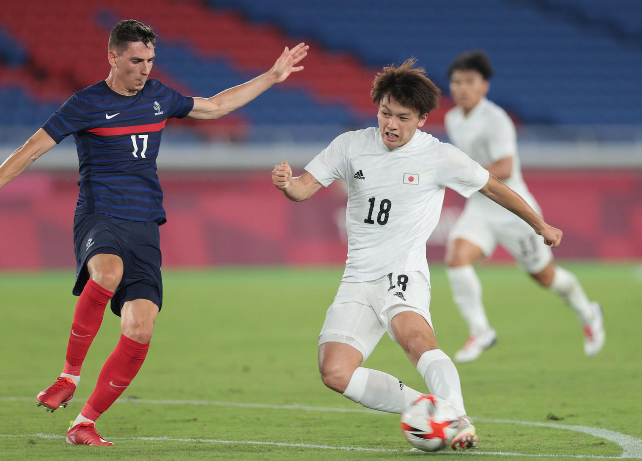 日本対フランス　前半、シュートを放つ上田（撮影・前田充）