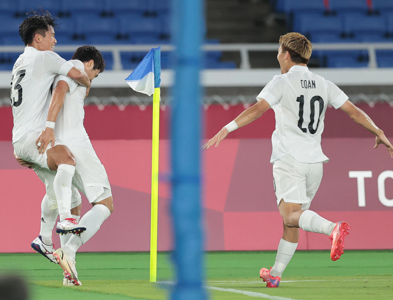 日本対フランス　前半、追加点を奪った酒井（中央）は旗手に手荒く祝福される。右は堂安（撮影・前田充）
