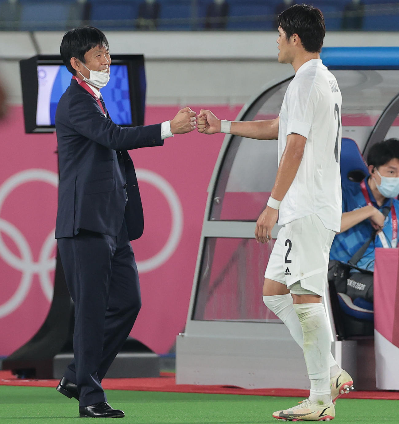 日本対フランス　後半、森保監督（左）はベンチに下がる酒井とグータッチ（撮影・前田充）