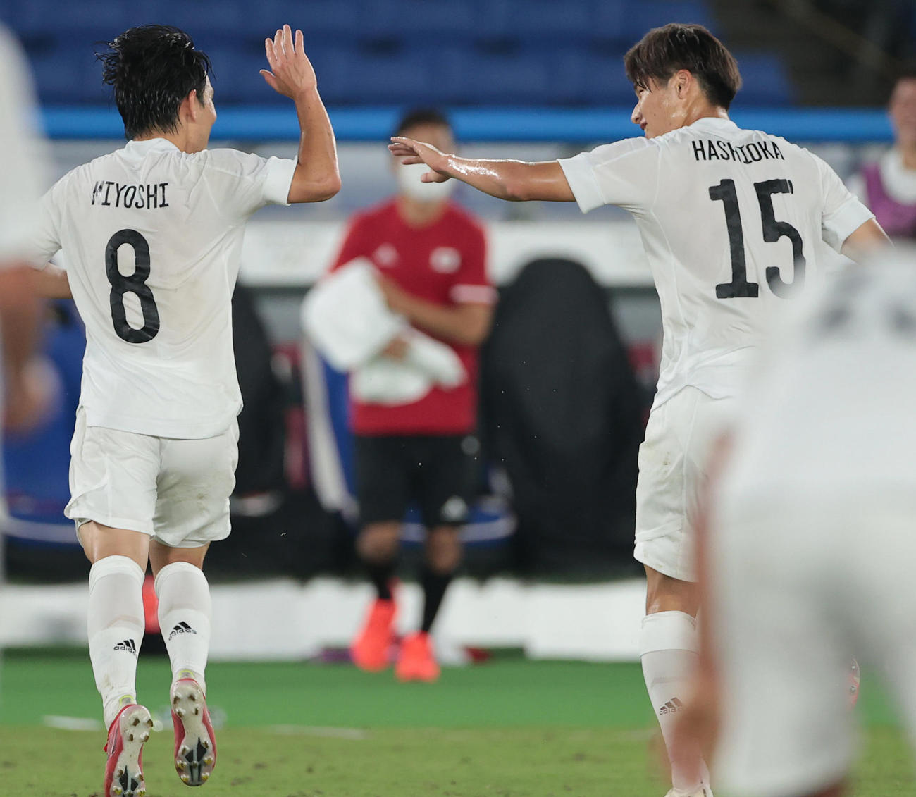 日本対フランス　後半、追加点を奪った三好（左）は橋岡とハイタッチ（撮影・前田充）
