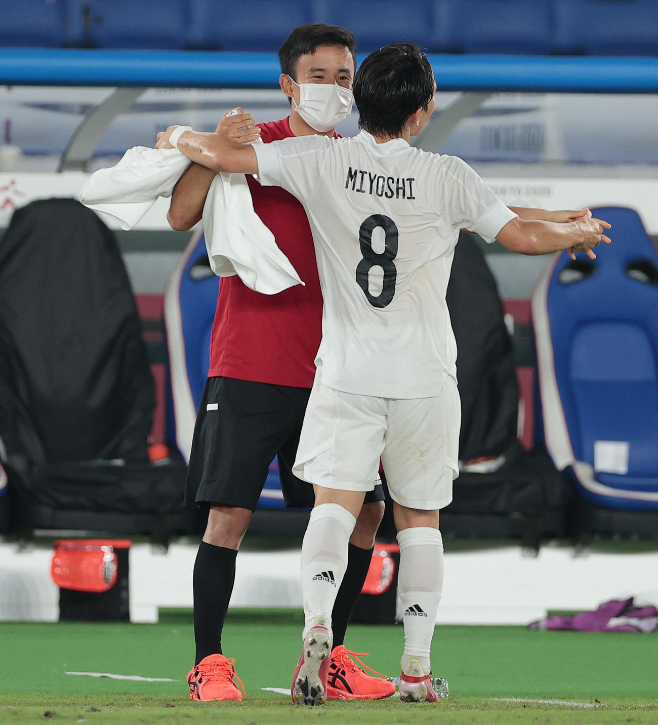 日本対フランス　後半、久保（左）は追加点を奪った三好を祝福（撮影・前田充）